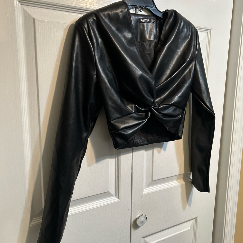 Nasty Gal Faux Leather Cropped Top Crossover Twisted Front Size 6 Black - Picture 5 of 11